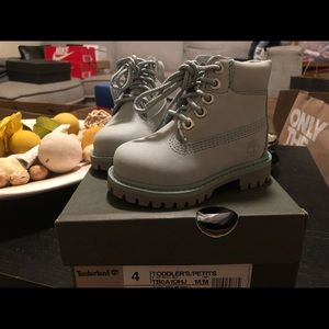 New size 4 Toddler’s Timberland baby/light blue